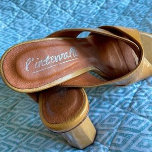 L’intervalle Tan Leather Mid Heel Sandals